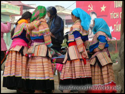 Femmes Hmongs Fleurs faisant leur marché | Flower Hmong woman doing their market