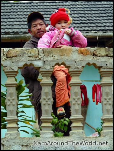 Villageois voulant qu'on prenne sa petite fille en photo ! | Villager who wants us to take his granddaughter in picture!