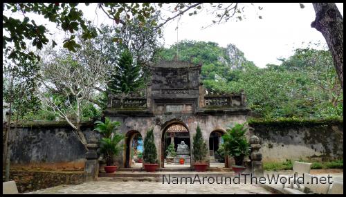 Un des très nombreux temples sur Thuy Son | One of the many temples on Thuy Son