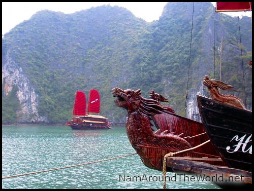 Dragon sculpté à l'avant pour protéger le bateau et son équipage | Dragon carved on the front to protect the boat and its crew