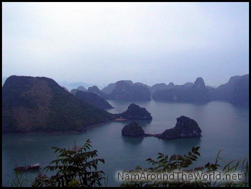 Vue plongeante sur la baie depuis un temple | View from a temple overlooking the bay