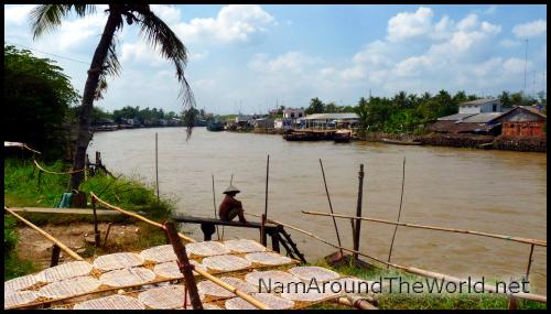 Galettes de riz séchant au soleil | Rice cakes drying under the sun