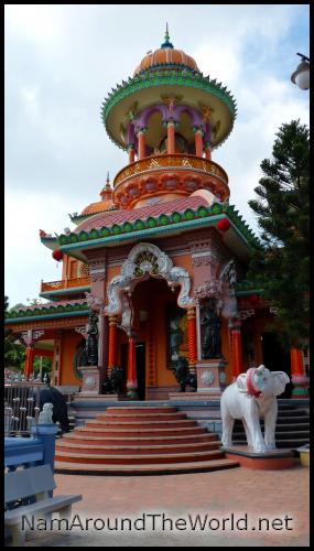 Pagode de Ba Chua Xu aux pieds du Mont Sam | Ba Chua Xu pagoda at the foot of Mount Sam