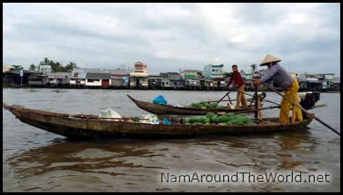 Au fil de la ballade, nous avons croisé toute sorte de vendeuses | Throughout the boat ride, we met all sorts of sellers