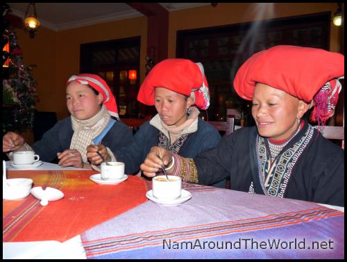 Au café avec des femmes Daos Rouges ! | Drinkng a coffee with Red Daos woman