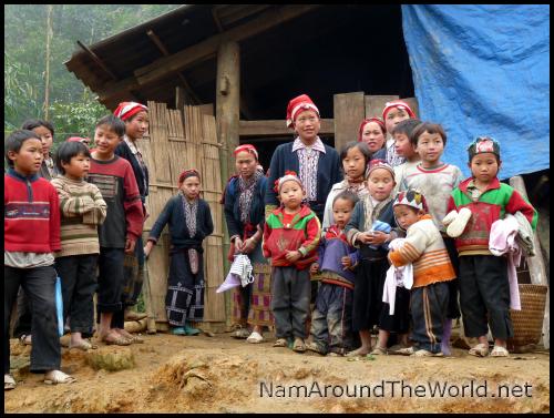 Photo de groupe après la dernière distribution des vêtements | Group photo after the last clothes distribution