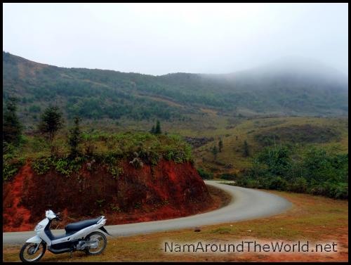 En route pour les villages reculés des Daos Rouges | On the way to the remote villages of the Red Dao